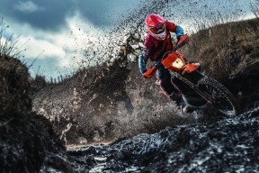 开云体育登录入口-字母哥表示专注防守才能赢得系列赛，字母哥持球进攻