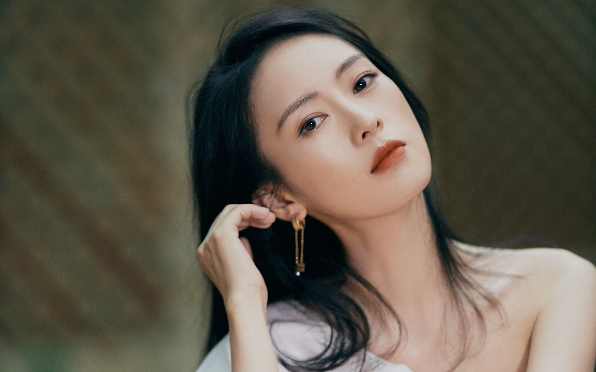 新闻中心提醒公众注意赛事期间交通管制安排,赛事叫停